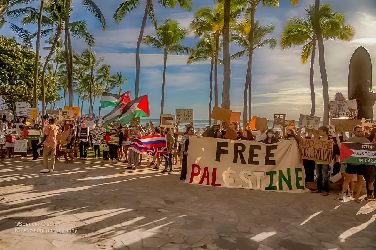 Image of a protest of Israeli Action in Ala Moana